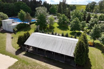 Fotovoltaik im Freibad: Ein Gewinn für Penigs Budget - Das Peniger Freibad vor der neuen Saison: Eine Solaranlage soll auf das Dach der Filteranlage gebaut werden.
