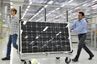 Fotovoltaikanlage in Adorf: Ortschafts- und Gemeinderat stimmen den Plänen zu - Die senkrecht stehenden Module einer Agri-Fotovoltaik-Anlage sorgen dafür, dass von beiden Seiten Sonnenenergie aufgenommen werden kann. Ein Biobauer plant eine solche Anlage auf seinem Grundstück in Adorf.