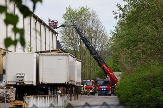 Fotovoltaikanlage in Flammen: Großeinsatz der Feuerwehr in Wüstenbrand - Beim Brand einer Fotovoltaikanlage war die Drehleiter der Feuerwehr Hohenstein-Ernstthal im Einsatz.
