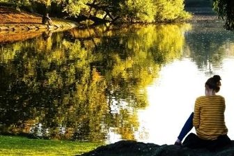Fotowettbewerb für das Erzgebirge: Die Siegerbilder der Herbstrunde - Das Hauptmotiv, das sitzende Mädchen, ist gut in Szene gesetzt, nicht nur wegen der Position im Bild. Es hebt sich klar vom ruhigen, sehr hellen Hintergrund des sich im Wasser spiegelnden Himmels ab. 