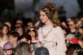 Fotowettbewerb im Erzgebirge: Märchenhaftes gesucht - Tamara Kretschmer als Aschenbrödel bei einem früheren Fabulix-Festival.