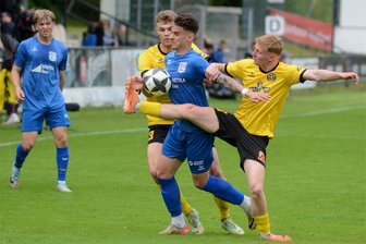 Foulelfmeter geht daneben: VfB Auerbach war dem Sieg in Bischofswerda zum Greifen nah - Beim letzten Aufeinandertreffen zum Heimspiel im Mai: Auerbachs Pierre Maurice Scheunert (rechts) mit vollem Einsatz gegen Tim Hoffmann (BFV). Dahinter kommt Lucas Seidel.