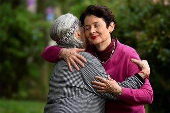 FP-Kolumnistin Ilona Bürgel: Wie ich mich durch die Pflege meiner Eltern selbst neu kennenlernte - Schenkt ihrer Mutter Zeit und Wärme: Ilona Bürgel aus Dresden.