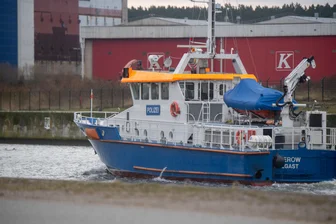 Ein Schiff der Wasserpolizei fährt im Hafen.