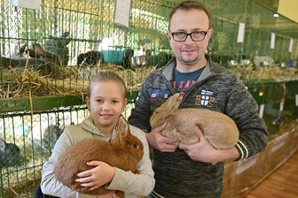 Fräulein Menke sorgt für Freude: Neunjährige begeistert alte Hasen im Vogtland - Wie der Vater, so auch die Tochter: Ralf und Lucy Menke haben sich der Kaninchenzucht verschrieben.