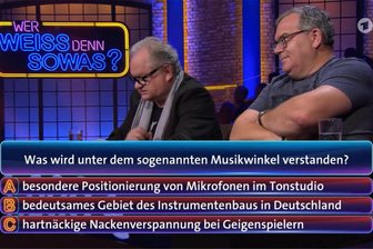 Frage bei ARD-Quizsendung: Heinz Rudolf Kunze kennt den Musikwinkel nicht - Musikwinkel? Vogtland? Auf Anhieb wissen Heinz Rudold Kunze (hinten) und Entertainer Elton die Musikwinkel-Frage nicht zu beantworten. Durch das Ausschlussverfahren von A und C rät der Musiker letztlich doch richtig.