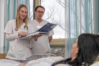 Frage fürs Erzgebirge: Wie überzeugt man fehlenden Medizinernachwuchs eigentlich von der Provinz? - Marie Oster und Maximilian Lübke Franke (v. l.), sie studieren an der Medizinischen Fakultät der Universität Breslau (Wrocław), haben eben ihr viermonatiges Praktikum am Erzgebirgsklinikum beendet. Jetzt stehen die Abschlussprüfungen an und die Entscheidung für die medizinische Fachrichtung.