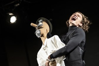 Fragen an Anton - Wie ein junger Sänger dem Volksdichter Anton Günther ein ganz eigenes Denkmal setzt - Mögen sich, arbeiten sich aber auch aneinander ab: Tenor Richard Glöckner und Anton Günther - in Form einer Klappmaulpuppe - im Theater in Annaberg-Buchholz. Neben frisch-frohem Liedgut geht es in dem Bühnenprogramm um Leben und Tod, Fragen und Haltung.