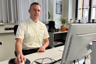 Fragen an den Kreisbrandmeister in Freiberg: Wie sind die Feuerwehren auf brennende Windräder vorbereitet? - Tommy Kühn ist Kreisbrandmeister in Mittelsachsen. Im Landkreis gibt es 52 Gemeindewehren mit insgesamt 206 Ortswehren. In Summe stehen rund 5200 Einsatzkräfte bereit. Ein Feuer im Maschinenhaus einer Windkraftanlage könnten sie jedoch nicht aktiv löschen, sagt der 34-Jährige.