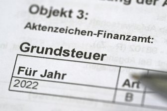 Das Wort Grundsteuer steht auf einem Bescheid für die Grundsteuer.