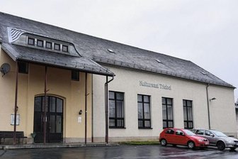 Fragezeichen hinter geplanten Kulturhaus-Anbau in Triebel - Wo früher der Sächsisch-Bayerische Gasthof in Triebel stand, soll als Anbau ans Kulturhaus eine Mehrzweckhalle kommen. Bei Kosten von 300.000 Euro sucht die Gemeinde noch ein Förderprogramm. 