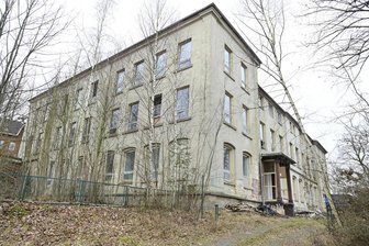Fragezeichen um Bauvorhaben in früherer Schule: Klingenthaler Stadtrat fordert Transparenz - Die ehemalige Schule in Klingenthal-Brunndöbra ist seit vielen Jahren geschlossen und befindet sich in einem ruinösen Zustand.