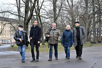„Fragwürdig und unökologisch“: Diese Gruppe will Umgestaltung des Chemnitzer Schillerplatzes verhindern - Michael Backhaus und Frank Kotzerke (Stadtforum), Ulrich Schuster (Nabu), Viola Hahmann (BUND) und Manfred Hastedt (Agenda-Beirat) sind gegen die Umgestaltung des Schillerplatzes.