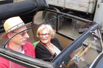 Framo und Barkas in Hainichen: Zeitzeugen und ein besonderer Gast sind tief bewegt - Sybille Krägel saß am Samstag in Hainichen im Framo Piccolo (Baujahr 1935) von Andreas Schroeter.