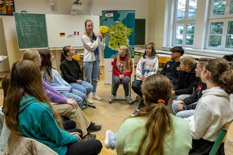 France-Mobil stoppt an Rodewischer Gymnasium - Margaux Colin aus Frankreich engagiert sich am Mobil für die französische Sprache.