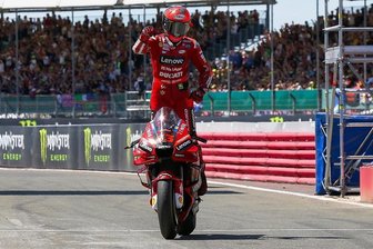 Francesco Bagnaia bei Motorrad-WM: Bester Erfolg meiner Karriere - Ducati-Pilot Francesco Bagnaia aus Italien feiert nach seinem Sieg in Silverstone stehend auf dem Motorrad. 