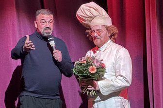 Frank Blees verlässt das Freiberger Ensemble – was hat der Sänger vor? - Intendant Sergio Raonic Lukovic verabschiedete Frank Blees von der Bühne und hofft auf seine Wiederkehr in Gastrollen.