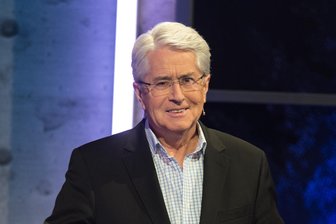 Frank Elstner an Parkinson erkrankt - Moderator Frank Elstner kommt während der Aufzeichnung zur 500. Latenight-Show im SWR im Jahr 2016 auf die Bühne. Elstner ist nach eigenen Angaben an Parkinson erkrankt. Er habe die Diagnose vor drei Jahren bekommen, sagte Elstner in einem Interview der «Zeit».