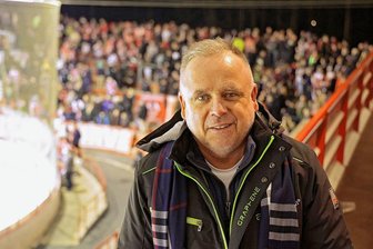 Frank Fischer: So tickt der starke Mann beim FSV Zwickau und den Eispiraten - Frank Fischer ist Geschäftsführer von Autarkstrom. Das Unternehmen hat in Zwickau rund 70 Mitarbeiter. Er unterstützt den FSV Zwickau und künftig als Hauptsponsor die Eispiraten Crimmitschau. 