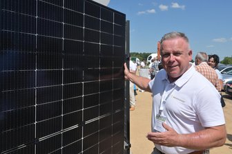 Frank Fischer und die Pleite der Zwickauer Firma Autarkstrom: Was nach der Insolvenz übrig geblieben ist - Das Bild entstand 2023 beim Spatenstich für den Firmenneubau: Frank Fischer an einem Solarpanel.