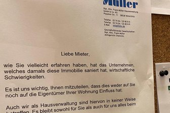 Frank Müller GmbH insolvent: Mieter und Eigentümer der zahlreichen Wohnungen in Plauen in Sorge - Seit Mittwoch hängen solche Schreiben in den Fluren von "Müller-Häusern".