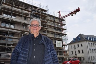 Frank Müller GmbH stellt Insolvenzantrag: Was die finanzielle Schieflage beim Plauener Baulöwen für die Stadt, für Handwerker und Beteiligte bedeutet - Das Foto entstand 2021. Frank Müller stand vor einem seiner Projekte in Plauen: Das Seniorenquartier der Awo Vogtland in Plauen.