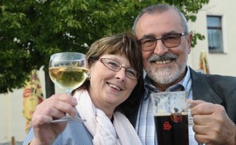 Frank Petermann zieht ins Rathaus ein - Der neue ehrenamtliche Bürgermeister von Mühlau, Frank Petermann, stößt mit seiner Frau Barbara in der Linde auf den Sieg an.