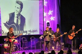 Frank Schöbel begeistert Fans bei ausverkauftem Konzert in Bad Elster - Nicht nur einmal war Frank Schöbel bei seinem Konzert gleich doppelt auf der Bühne des König-Albert-Theaters zu erleben: live als Sänger und auf Bildern auf der Leinwand.