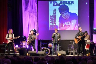 Frank Schöbel singt trotz Erkältung in Zwickau - Frank Schöbel (Mitte) und Band haben das Publikum mit alten und auch neuen Songs unterhalten.