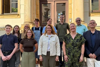 Frankenberg: 4500 Euro Spende für junge Leute mit schwerer Zeit - Das Team des Gymnasiums sowie Juliane Ulbricht und Kathleen Theiling (3. und 2. v. r.).