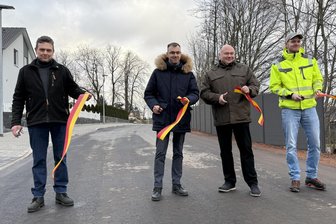 Frankenberg: Amalienstraße wird für den Verkehr freigegeben - Oliver Gerstner (2.v.l.) bei der Verkehrsfreigabe des ersten Teils im Februar 2025.
