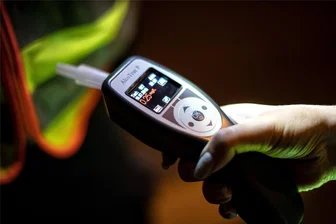 Frankenberg: Angetrunken und Unfallflucht - Führerschein ist futsch - Bitte pusten: Fahrten unter Alkoholeinfluss sind keine Kavaliersdelikte. Es drohen empfindliche Strafen.