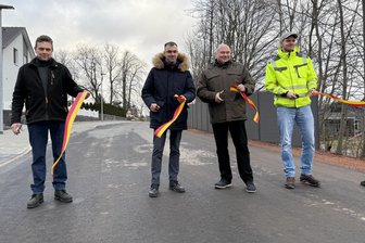Frankenberg: Ausbau der Amalienstraße geht weiter - Volker Kluge, Oliver Gerstner, Andreas Richter und Felix Walther (v. l.) bei der feierlichen Verkehrsfreigabe des 1. Bauabschnitts der Amalienstraße.