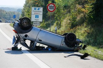 Frankenberg: Auto überschlägt sich auf A 4 - Ein Ford hat sich am Freitagmittag auf der A4 bei Frankenberg überschlagen.