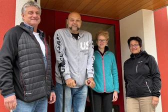 Frankenberg: AWG begrüßt erste neue Mieter in frisch saniertem Haus an der Mozartstraße - Denise Oehms, Manuela und Sebastian Hennen sowie Jens Engmann (v.r.) vorm Hauseingang.