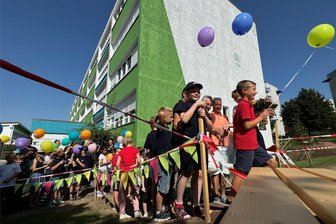 Frankenberg: Ballonstart für Grünes Klassenzimmer, Sport- und Spielplatz - Kaum war das Band zum neuen Sport- und Spielplatz durchschnitten, waren die Grundschüler nicht mehr zu halten.