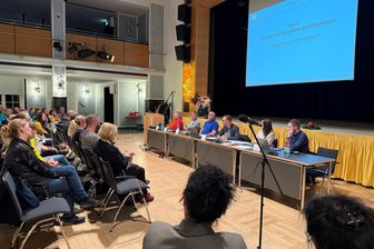 Frankenberg: Bedrohung eines Stadtrats überschattet emotionale Kita-Debatte - In der Bürgerversammlung im Frankenberger Stadtpark ging es um die Zukunft der Kita-Landschaft.