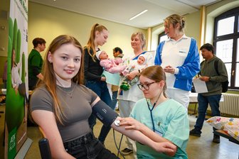 Frankenberg: Berufe suchen und finden bei der „#beWhatever“ - Am Stand vom Klinikum Chemnitz lässt sich Lea von Azubi Chiara Victoria den Blutdruck messen.