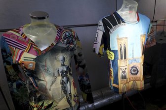 Frankenberg: Besucher des Frühlingsbasars erkunden die Geheimnisse des Textildrucks - Innotex bedruckt Millionen Hemden und Shirts.