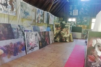 Frankenberg: Bilder von Bernd Steinwendner in der Kunstscheune Hausdorf - Blick in die Kunstscheune in Hausdorf, Alte Dorfstraße 29.