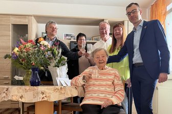 Frankenberg: Blumen und Livemusik für Rosemarie Knoth zum 100. - Oliver Gerstner, Anett und Wolfgang Knoth, Denise Oehms, Jens Engmann (v.r.) und Jubilarin.