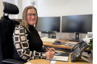 Frankenberg: Darum verlässt die „Fee für alles“ die Wettiner-Kaserne und geht nach Berlin - Cathleen B. an ihrem Arbeitsplatz in der Wettiner-Kaserne in Frankenberg: Sie organisiert seit 18 Jahren das Vorzimmer des Kommandeurs.