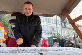 Frankenberg: Das ist los auf dem Weihnachtsmarkt - Andreas Schramm schneidet zur Eröffnung des Weihnachtsmarktes den Riesenstollen an.