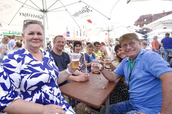 Frankenberg: Die Bilder vom Stadtfest - und was kosten Bratwurst und Pommes? - Besucher am Samstag auf dem Stadtfest Frankenberg. In der Hitze am Nachmittag waren viele Bänke noch frei, doch am Abend kamen immer mehr Gäste.