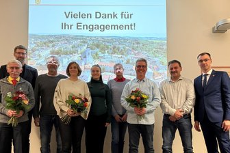 Frankenberg: Diese Ehrenamtlichen hat die Stadt ausgezeichnet - Bürgermeister Oliver Gerstner zeichnete aus: Mike Sonntag, Thomas Schirmer, Jana Hensel, Alexis Sonntag, Manuela Sonntag, Frank Lippmann und Lutz Herrmann (v.r.). Hinten links Ehrenamtskoordinator Patrick Fuhrmann.