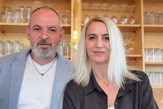 Frankenberg: DJ Geier legt im „Akropolis“ auf - Sula und Elton Kociaj stehen im „Akropolis“ in der Küche.