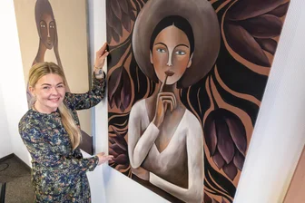Frankenberg: Dominika Luszczs Frauenportraits in der Stadtgalerie - Mit „Stillness in Bloom“ zeigt Dominika Luszcz eines ihrer persönlichsten Werke. Eigene Erfahrungen, beispielsweise aus ihrer Schwangerschaft, flossen in das Bild ein.