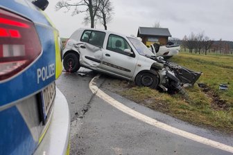 Frankenberg: Drei Verletzte bei schwerem Verkehrsunfall - Zwei Autos waren an einem Verkehrsunfall auf der Straße nach Langenstriegis beteiligt.