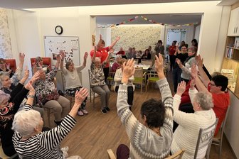 Frankenberg: DRK-Tagespflege „Lindenpark“ hat zwei Dutzend Stammgäste - Die Sitztanzgruppe trainiert immer mittwochs im Frankenberger „Lindenpark“.