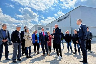 Frankenberg: Ela Container eröffnet Niederlassung an der Autobahn - "Wir wachsen selbst in Krisen" - Der geschäftsführende Gesellschafter Günter Albers (Mitte) erklärt den Besuchern, was die Mitarbeiter am neuen Standort von Ela Container im Industriegebiet Dittersbach zu tun haben. Rechts vorn Standortleiter Erik Geidelt.